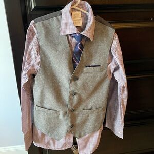 Boys 4 piece suit 
Used Good Condition